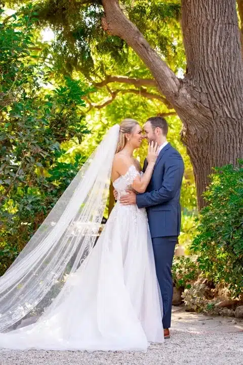 groom and bride photoshoot at garden