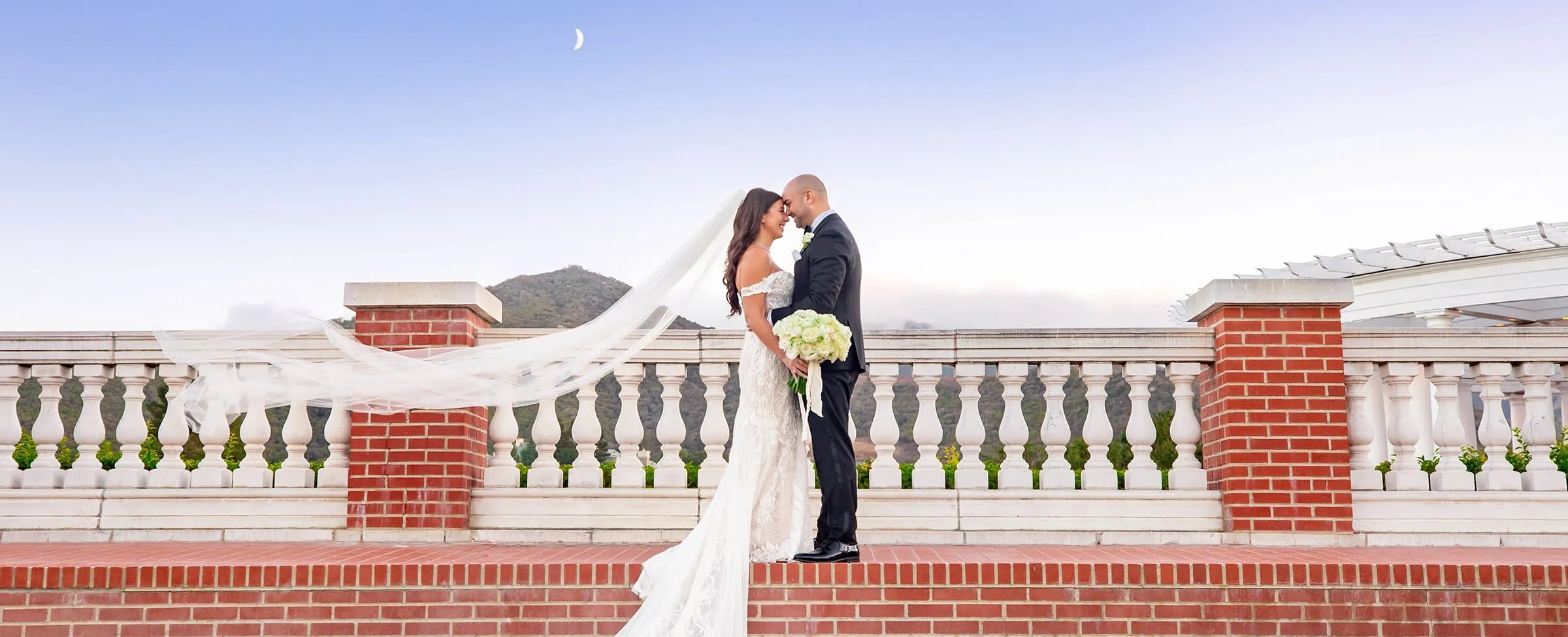 shan_dan Balcony wedding photograph